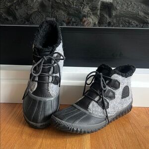 Sorel Cozy Black and Gray Lace-Up Boots